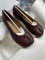 褶皱款Maisonmargiela 马丁 马吉拉 分趾单鞋. 面料采用植柔羊皮 内里垫脚牛皮 颜色 黑色 紫色 码数 35-40. 34 41 42可以定制 意