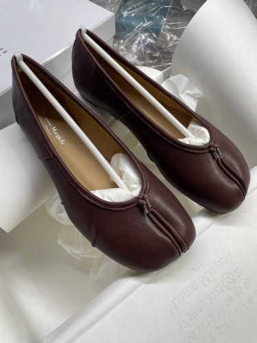 褶皱款Maisonmargiela 马丁 马吉拉 分趾单鞋. 面料采用植柔羊皮 内里垫脚牛皮 颜色 黑色 紫色 码数 35-40. 34 41 42可以定制 意