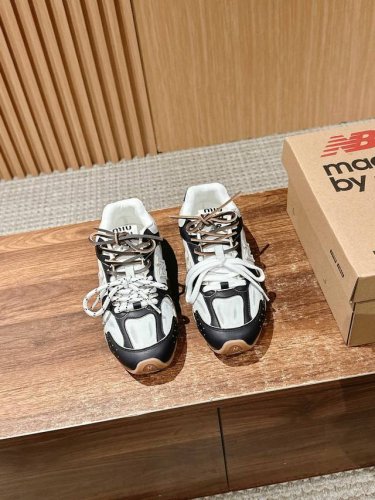 黑白皮 # 意外联动 在Ss24的秀场上我们看到了Miu Miu与New Balance最新联名版本复古跑鞋530系列 miu Miu X New Balanc