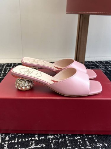 代购级 Roger vivier Rv 25ss 春夏新款 钻跟拖鞋 以质感超强的胎牛皮 纯手工制成 简约不简单，即刻点亮夜间造型。Size：#34-40 34