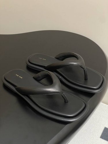 the Row 25S春夏新款平底拖鞋 夹脚人字拖鞋 上脚马上会惊艳到你的一款拖鞋Tr拖鞋闭眼入都不会后悔一切那么恰到好处 鞋面 定制小羊皮 内里垫脚 绵羊皮