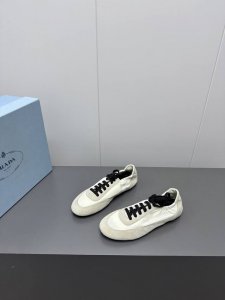 出厂 Prada 普拉达春夏秀款薄底德训鞋 25ss秀款出境率最高的单品 鞋面麂皮有肌理感，内里羊皮包裹，软软糯糯的 鞋垫加厚小羊皮，踩上去无比舒适，有支撑感，