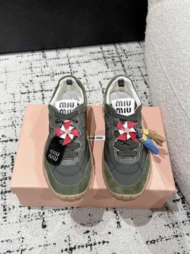 莞产代购级 飞机盒 Miu Miu繆繆 25 prelude 系列 Tyre 阿甘 休闲 运动鞋 Tyre运动鞋灵感来源于汽车轮胎的设计。橡胶材质的外底加上流线