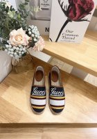 女款 男款 Gucci 巴黎2025春Ines刺绣麻底渔夫鞋鞋695欧 Gucci 这款“Ines”麻底鞋采用柔软的丹宁布制于意大利，橡胶底带黄麻边饰。立体感字