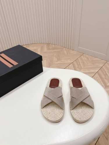 Zegna 杰尼亚经典男士拖鞋，一字带真皮高端拖鞋，草编拖鞋，老钱慵懒气质拿捏，男士夏季必备单品，这款拖鞋选用柔软小牛皮和翻毛皮革制成，休闲又不失精致。包容性强