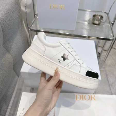 Dior迪奥 P: 女款 码数：女35-41 女40.41 Dior迪奥2024年新款幸运星，明星运动鞋，提高了现代风格的标志线。鞋面采用白色小牛皮精心裁制而成 - 点击图像关闭