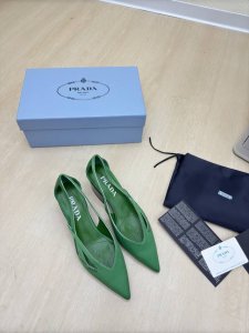 经典真丝 系列 Prada 简约设计 搭配三角标 Logo 的设计和简约的线条 很有格调 简单纯粹得色调 原版开模 舒适炸街 真丝 Logo 擦色工艺 引领前沿