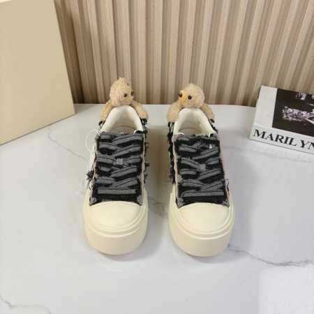 DEMARZO 小众潮牌 24ss新款 小熊 贴章 厚底 帆布 休闲鞋 鞋子和小熊居然也能搭配到了一起，软萌可爱的小熊通过弹力纽扣固定 很牢固 不易脱落 拼接的 - 点击图像关闭