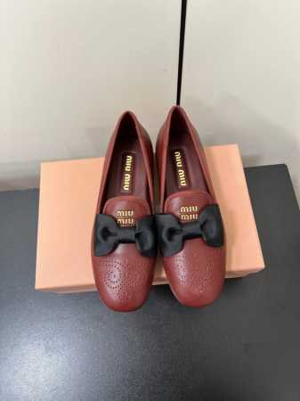 Miumiu春夏新品蝴蝶结配饰雕花冲孔平底乐福鞋单鞋拖鞋系列 即优雅又可爱 带弧形的小圆头 完美演绎赫本风 上脚可爱又减龄 配上袜子又满满学院风 鞋面采用进口混 - 点击图像关闭