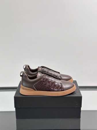 zegna 杰尼亚 新款男士低帮皮革运动鞋，选用进口牛皮打造，丰富的工艺细节，鞋底骆马皮革嵌饰和品牌压纹徽标细节，干净简洁的设计线条非常百搭，优雅大气，动感十足 - 点击图像关闭