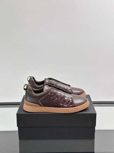 zegna 杰尼亚 新款男士低帮皮革运动鞋，选用进口牛皮打造，丰富的工艺细节，鞋底骆马皮革嵌饰和品牌压纹徽标细节，干净简洁的设计线条非常百搭，优雅大气，动感十足