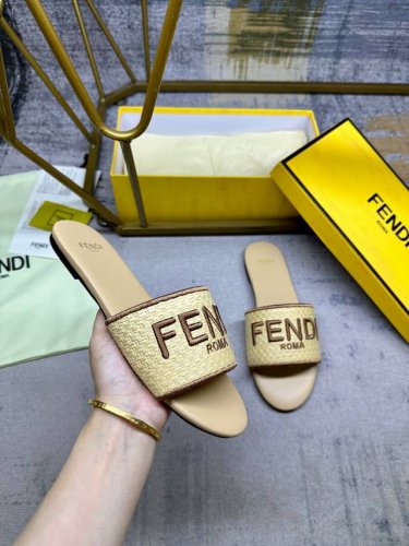 fendi最新宽带平底拖鞋。原色交织纤维胶拉菲草材质。同色系全包垫脚。丝线Fendi Roma刺绣，35-42码，橡胶大底 ，真皮大底
