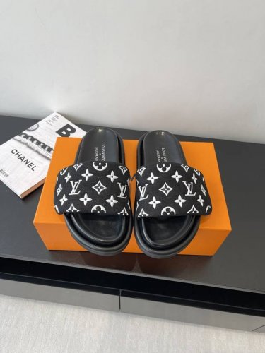 Louis Vuitton 25Ss新款浮雕Logo 压花 魔术贴拖鞋 pool pillow Comfort 平底凉拖取材科技织物 以高频压印技术重绎 Mon