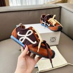 出厂价Pp： 2670罗意威Ballet Runner 2.0爆款休闲鞋来袭，拼色小清新设计，适合更种各类百搭服饰，給人耳目一新的感觉。进口头层牛皮注塑Logo