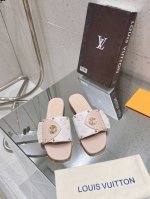 驴家新款凉拖 本款 Lv Frame 平底凉拖为 Monogram Dune 帆布搭配标志性的皮革饰边，以鞋面 Lv Circle 标识等元素回溯 Camera