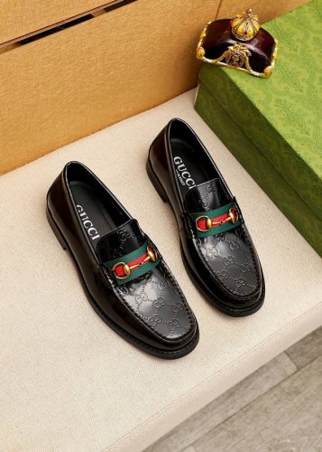 商品商标 Gucci 古驰 休闲皮鞋 正码码数: 38-44 45订制 商品材料 精选 进口头层开边珠牛皮圧花鞋面+奢华五金扣 进口水染牛皮内里 强烈立体视觉效
