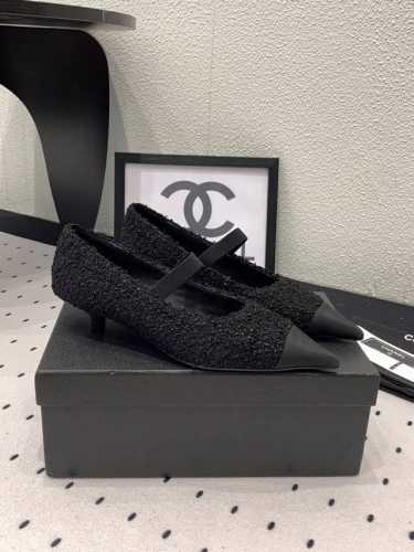 Chanel新款玛丽珍单鞋 看起来蛮简单的款式但上脚就莫名很高阶 适合各种各样的脚型 进口绸缎鞋面 混种进口小羊皮内里 意大利真皮大底 Size：35-39 4