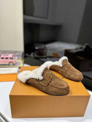 顶级版本 路易威登lv louis vuott on fw24 new arrival～秋冬最新款毛毛拖鞋～ 这双毛拖也是好好看！皮质的就是非常高级呀！！搭配