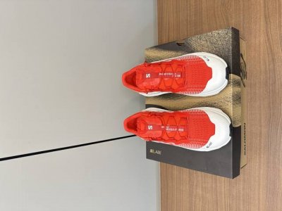 salomon Xt Whisper 萨洛蒙户外 休闲厚底登山运动鞋 全新演绎的专注于其空气动力学的外观上，标志性白色与奶油色带来都市风格。另一双则以纯粹的黑色