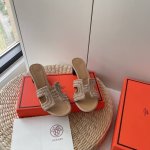橙子出厂价p hermes 爱马仕 夏季经典粗跟H拖鞋 旅游度假沙滩凉拖 面料 水钻 跟高 4.5Cm 码数 35-42