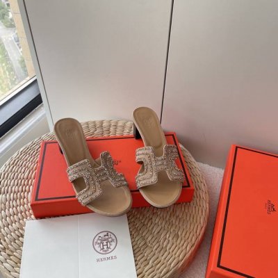 橙子出厂价p hermes 爱马仕 夏季经典粗跟H拖鞋 旅游度假沙滩凉拖 面料 水钻 跟高 4.5Cm 码数 35-42