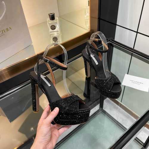 Aquazzura 2024 新款凉鞋 代购品质这双高跟防水台水钻走秀凉鞋，简直是魅力的终极武器！水钻熠熠生辉，如同梦幻的星河铺陈在鞋面上。防水台稳固又安心，高