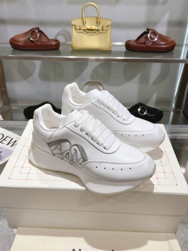p女 男 Alexander Mcqueen 亚历山大麦昆 春夏男女Sprint运动情侣款 鞋侧面饰有时尚个性刺绣字母Seal Logo标志 全皮工艺 高版本油