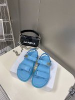 Dior春夏最新款魔术贴凉鞋、经典的版型设计上迪奥LOGO五金点缀、超好看超百搭、上脚非常柔软鞋面进口牛皮，内里羊皮里、正品开模TPU大底 码数：35-40