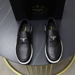 Prada 普拉达 Rank皮革运动鞋这款运动鞋休闲百搭，采用柔软小牛皮制成，运用柔和简洁的线条勾勒出运动风廓形，搭配橡胶发泡中底拼接轻便的凸纹加宽橡胶鞋底，轻