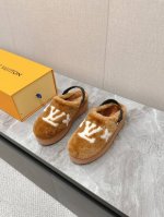 LV路易威登最新款秋冬新款纯羊毛拖厚底增高外穿羊毛拖 半包羊毛拖后跟附带固定扣小个子必入款 增高显瘦 精致高级 慵懒又不乏高级感，毛茸茸的太可爱了！鞋面、内里、