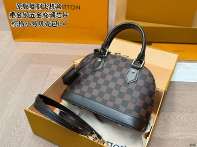 原版复刻 飞机盒 重金钢五金变频芯片 棕格小号贝壳包 Lv 路易威登 高版本 贝壳包 手感超级好 搭配起来超级美腻 超级推荐 走秀款同步 上身效果好 原版五金带