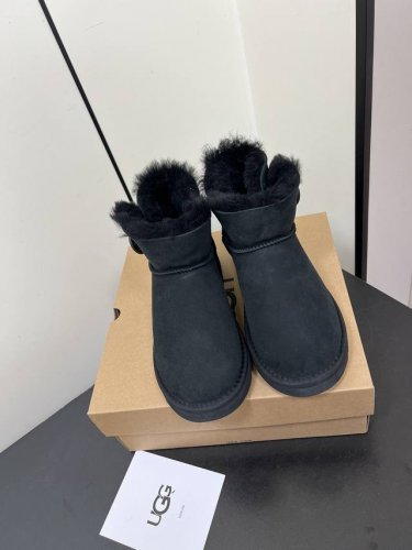 经典款3352 UGG全新经典基本款女短靴 3352 纯原品质，隆丰原厂A级羊皮毛一体，专柜最新前薄后翘超软高弹力大底， 码数：35-40 黑色，灰色，栗色 3