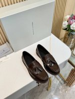 元 Brunello Cucinelli Ss时尚乐福鞋出货一直视为男士专有的便士乐福鞋为精良材料和绚丽装饰柔化 造就出这款雅致女鞋 简约小牛皮的光面纹理赋予鞋