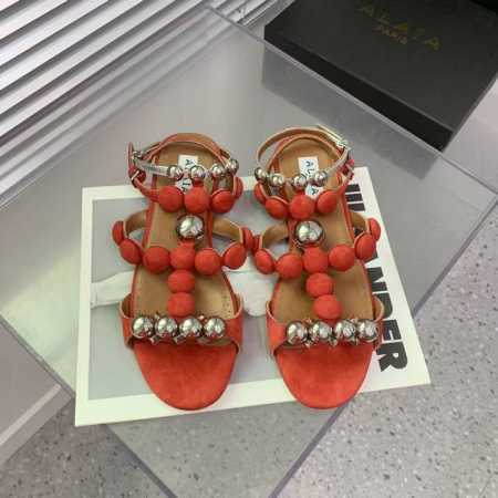 Alaia阿莱亚圆扣平底凉鞋，无数的名设计师都把他看作“Designerofdesigners”更影响着很多人的风格！铆钉、金属环扣、紧束胸衣和性感蛇皮这些Al - 点击图像关闭