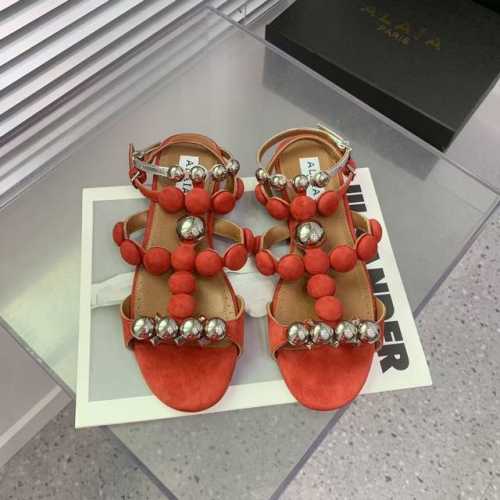 Alaia阿莱亚圆扣平底凉鞋，无数的名设计师都把他看作“Designerofdesigners”更影响着很多人的风格！铆钉、金属环扣、紧束胸衣和性感蛇皮这些Al