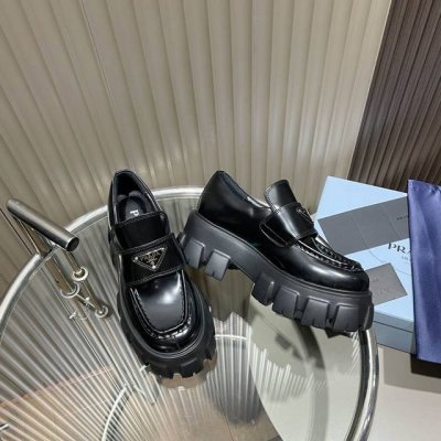 p直销 女鞋 女装 女鞋工厂P Prada普拉达 经典走秀新品 金属三角Logo款 永不过时！未来感十足 高端大气的外观 上脚相当惊艳 厚底大大提升了实穿增高性