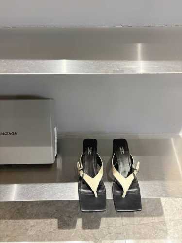 balenciaga巴黎世家高跟方头夹脚人字拖鞋 将时髦发挥到极致的 巴黎世家方头时装鞋 巴黎世家的鞋子绝对开了挂 每一双都想去入 因为真的每一对都自带时髦感