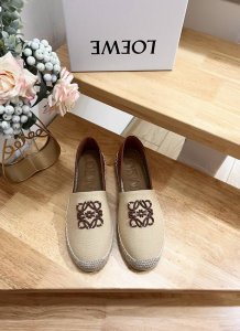 loewe罗意威 代购级 早春新款渔夫鞋，舒适轻便百搭，采用超甜马卡龙色系，这款单鞋采用高端牛仔布面料制成，工艺细节设计，主打拼色，在炎热的夏季来临之际搭配起来