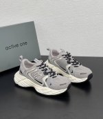 轻巧灵动 活力新星 张天爱代言霍根时尚运动品牌Active One老爹鞋闪亮登场！在时尚的长河中，总有一抹色彩，让人难以忘怀，这款老爹鞋便是你个性的宣言拼色鞋带
