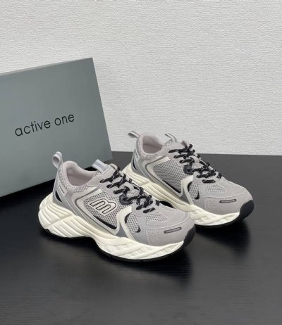轻巧灵动 活力新星 张天爱代言霍根时尚运动品牌Active One老爹鞋闪亮登场！在时尚的长河中，总有一抹色彩，让人难以忘怀，这款老爹鞋便是你个性的宣言拼色鞋带