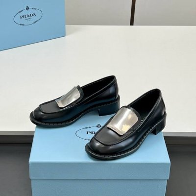 高版本 开边珠 2025新款 prada 普拉达走秀新款金属Logo小皮鞋、乐福鞋 上脚无敌好看简直万种搭配， 随意穿搭拿捏的稳稳的，Hold的各种穿搭场合 简