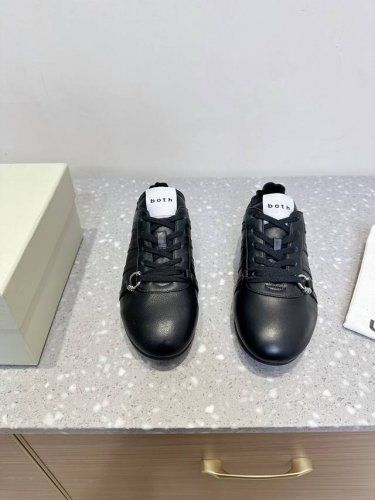 Both 小众潮牌 25Ss春夏新款 鲨鱼头 芭蕾舞风 德训鞋 亮黄色Both薄底德训鞋是今日穿搭的点睛之笔 谁说今年的德训太相似？ 这款小鹿色鲨鱼头德训就很特