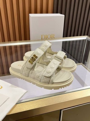 dior经典爆款凉拖 踏入Dior拖鞋的时尚领地，邂逅优雅与舒适的极致融合。鞋面以精湛刺绣工艺，镌刻着Christian Dior Paris标志，细腻针法诉说