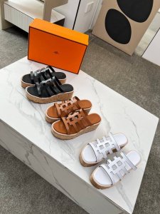 HermèS ，版型做工材料升级。 Hermes市场最高版本纯手工鞋 顶级产品爱马仕松糕鞋 早春新款原版一样， 师傅级纯手工打造 ！高端定制，独家产品，行业最高