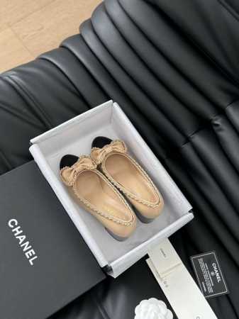 Chanel 小香24A新品链条双c粗跟单鞋！ 原版1:1复刻 经典中的经典 无论搭配裤装还是裙装都是完美 小圆头的设计很好的修饰脚型 小仙女们必备！ 鞋面采用 - 点击图像关闭