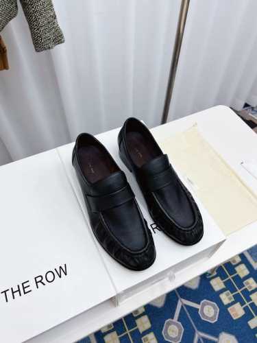 The row春夏爆款乐福鞋 可以暴走的平底鞋，复古的巧克力配色充满法式风情，极简设计理念，版型显瘦好穿颜值与实用性并存 鞋面：压纹牛皮 垫脚：牛皮垫 大底：注