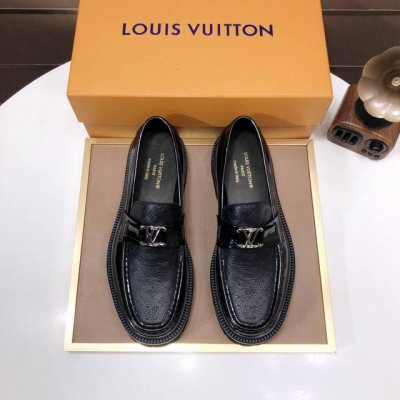 出厂价p Lv 原单牛皮内里 Lv最新真皮商务西装鞋官网同步上市，意大利进口 头层牛皮一比一重金打造，官网1:1发炮秒大底。穿着百搭，高档不失档次，彩色搭配气度