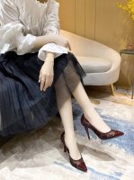 L..V 路 易 厂批： 普通大底： 真皮大底： 蕾丝漆面搭配，大方得体，持久耐看！鞋柜必备款、化繁为简。 面料： 品牌logo标志蕾丝网面搭配漆皮漆面 羊皮里