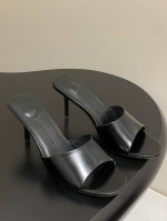小众潮牌 Jacquemus 25S春夏新款 极简一字带细跟凉拖鞋高跟鞋 新颖时尚大方 性感不失优雅 很显脚部线条 附有骨感美的视觉效果 非常百搭的时尚单品 极