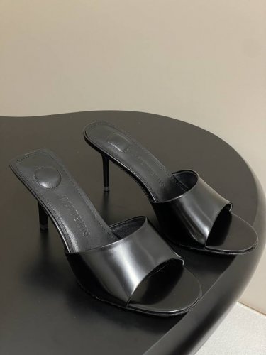 小众潮牌 Jacquemus 25S春夏新款 极简一字带细跟凉拖鞋高跟鞋 新颖时尚大方 性感不失优雅 很显脚部线条 附有骨感美的视觉效果 非常百搭的时尚单品 极